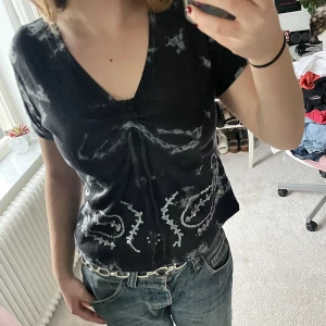 T-shirt - Unik t-shirt med snörning och mönster! Perfekt t-shirt till sommaren och skönt material! 