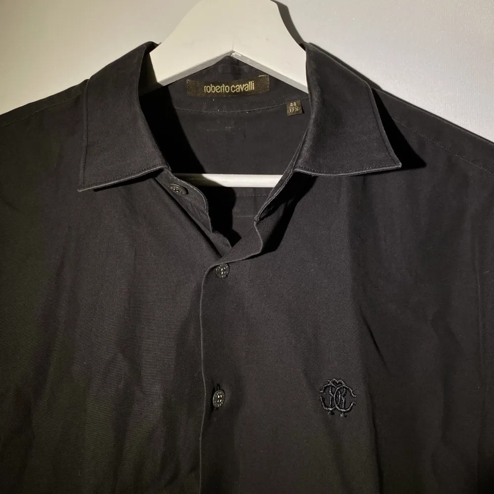 Hej, säljer en skjorta från det italienska märket Roberto Cavalli. Storlek 44, 17 1/2. Motsvarar Large/XL. Den är i mycket bra skick. Nypris runt 5000/6000 kr. Finns QR att skanna inuti för att se äkthetsbevis. Väldigt hög kvalite på tyget. Hör av dig.. Skjortor.