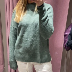 Grön stickad tröja - Superskön grön stickad tröja från vero moda, köpt i somras men använd ett fåtal gånger! 