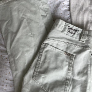 Vita jeans - Jättesnygga off-white jeans som är utsvängda längst ner, skriv vid frågor ❤️ uppskattad storlek 38, sitter baggy på mig som har 36 