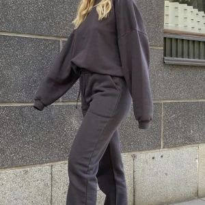 LXA set - Säljer mitt mörkgråa mjukissett från LXA:S första kollektion. Nypris ca 1200kr❤️ den är använd antal gånger men ytterst sällan därav fint skick. Inga tydliga defekter förutom en liten blek fläck på ena byxbenet men den utmärker sig inte🥰❤️