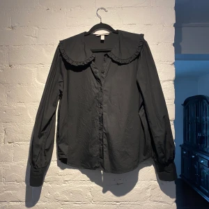 Blus/skjorta med krage - Vårrensning! Skjorta i bomull från HM med supersöt krage. Supersöt till ett par jeans till våren. Köpare står för frakt.
