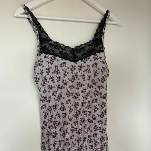 Pyjamas från Hunkemöller - En mysig pyjamas jumpsuit från Hunkemöller. Fin spets och detalj i ryggen. Justerbara axelband.  Storlek S 