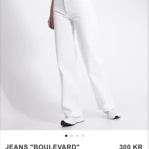 Jeans från lager 157 i ganska fint skick, lite missfärgat i tvätt men inte så synligt. Storlek XS men jag har vanligtvis S å passar bra.  För bättre bilder skriv privat, kan tänka sälja för 150kr+frakt.