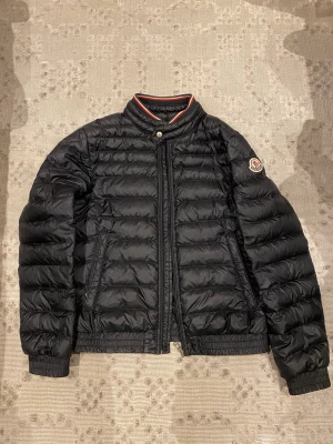 Moncler jacka - Ny skick, originalpris är 7999kr,funkar att sakna märket/NFC, säljs pågrund av storleken. Har du andra frågor skriv gärna.  
