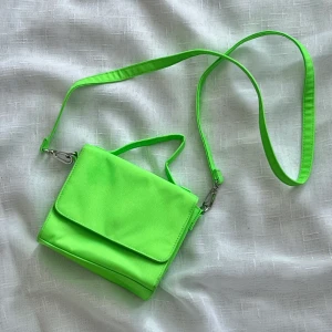 Mini bag/handväska  - Liten handväska från Weekday