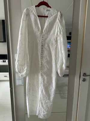 Adoore Positano dress - Storlek 38, små i storlek, gå ner minst 1. Aldrig använd då den är lite för stor för mig. Nypris 1695,- mitt pris 1495,- 