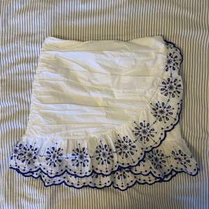 Säljer denna vita kjolen med blåa detaljer från H&M i storlek 36! Aldrig använd! 💙