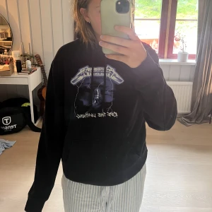 Metallica Hoodie - Cool hoodie med tryck köpt på HM för några år sedan, säljes pga kommer ej till användning🥰 