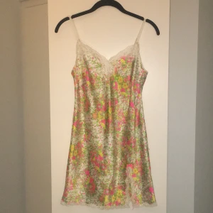 Victoria’s Secret Klänning  - Äkta Y2k blooming slipon klänning med spets runt ytterkanterna och en liten slits. Det är den perfekta klänningen för sommaren för att den är lätt och luftig 💖 Den passar mej som en M, och den går till min övre lår (jag e 168)  Köptes för 650 <3