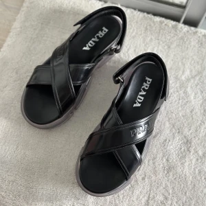 Prada Sandaler - Givetvis äkta. Prada Sandaler. Storlek IT 37. Köpta på Vestiaire Collective och passerat deras authentication. Dustbag medföljer. Skriv innan ni köper! 