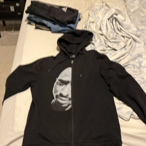 tupac tröja - jätte snygg tröja men för stor för mig vid snabb afärr billigare