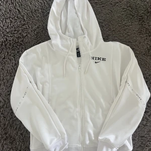 NIKE tröja - en hoodie med dragkedja från NIKE i mycket bra skick, storlek xs 