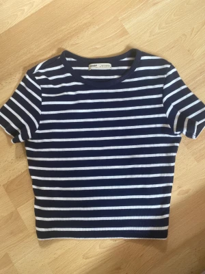 T-shirt - T-shiit från Pull&Bear. Storlek-M