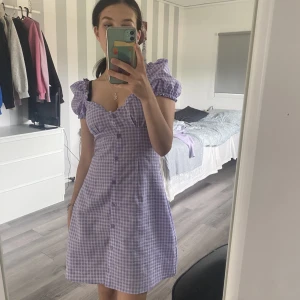 Klänning från H&M - Säljer denna lika fina klänningen ifrån H&M i storlek 32 då den inte används längre. Den är i superfint skick. Hör av dig för fler bilder eller frågor!