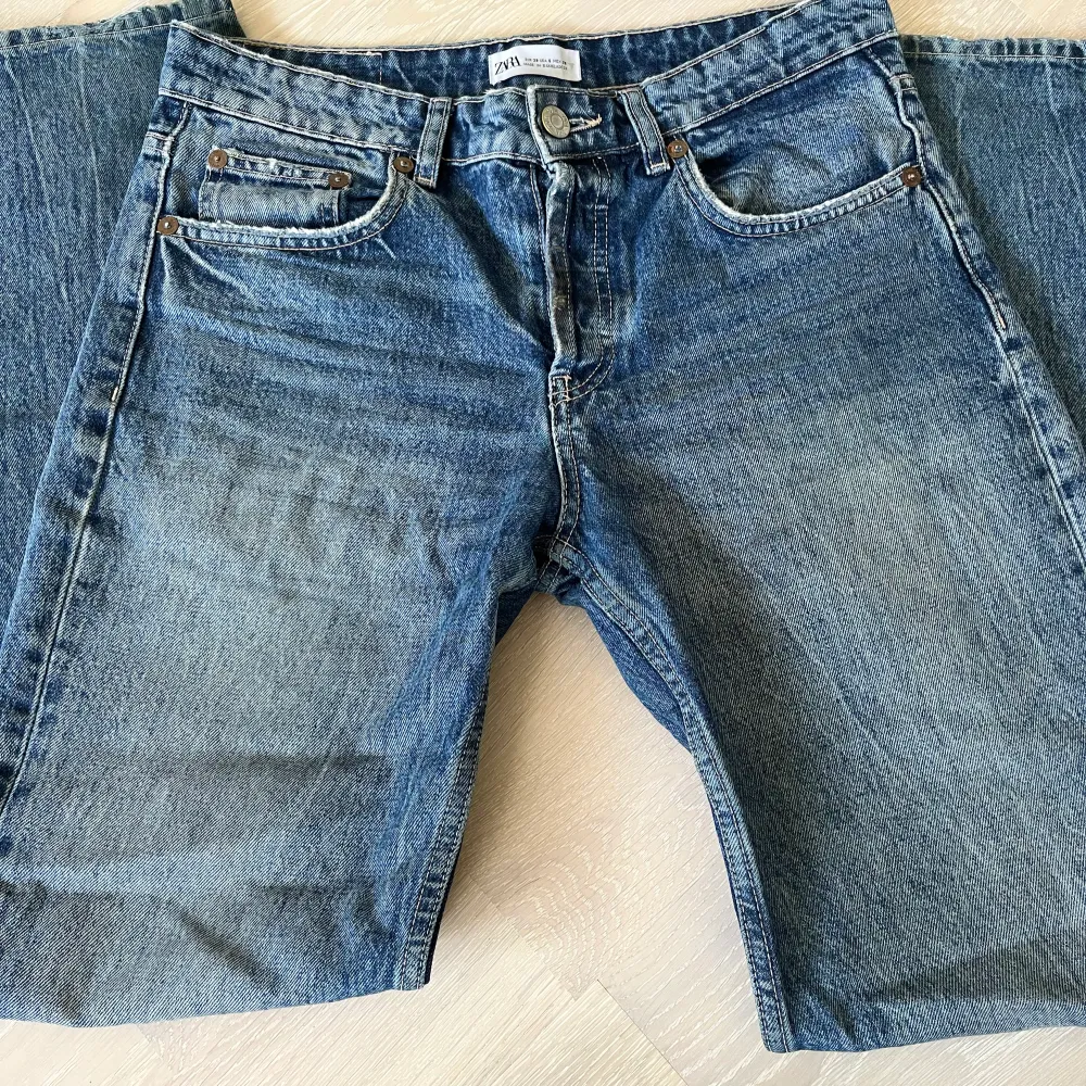 Säljer dessa jeans från Zara. Är köpta från plick innan, då dem inte passar. Därför säljer jag dem. Köpte dem för 360 kr. Jeans & Byxor.