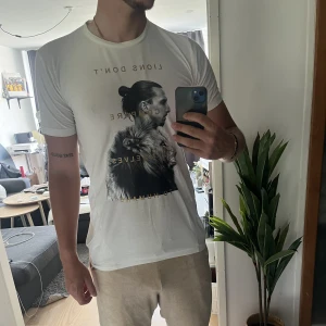 A-Z T-shirt (Zlatans märke) - Säljer en t-shirt från Zlatans märke A-Z med texten ”Lions don’t compare themselves to humans”. T-shirten är välanvänd, storlek M.