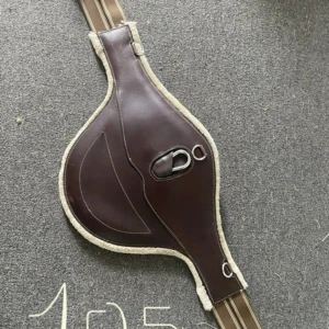 Magplatta (sadeljord)  - Superfin brun magplatta med längden 105 cm. Hel och bra skick! Säljes då den är för liten för min häst! 