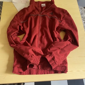 Adidas tröja - Adidas tröja/jacka, ganska tunn. Skriv gärna om ni har frågor🙏