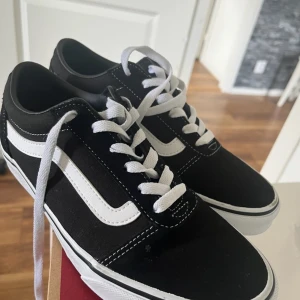 Svarta Vans - Nya Vans, storlek 8,5  Nypris 799kr Mitt pris 450kr