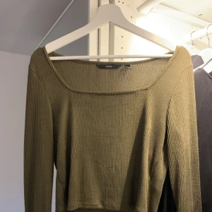 Topp - Jätte fin topp från Vero Moda❤️‍🔥 älskar färgen men den kommer aldrig till användning:(