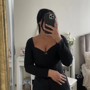 Svart topp - Fin svart topp, går även att ha som body. Köpt från bershka. 