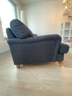 Fin Howard soffa från Mio -  Fin Howard svängd 3-sitts soffa från Mio i slitstark tyg och i färg Navi. Säljs nu pga flytt.  Klädseln till både sittdelar och kuddar går att tvätta. Senast gjort 12/7-23.  Soffan är fin skick.  Har katt hemma därav priset. 