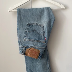 Vintage levis 501 - Något små för mig, därav säljs dem. Jag är 25/26 och de är i minsta laget. De är W27/K34:a så ovanligt långa. I otroligt skick! Rak modell.