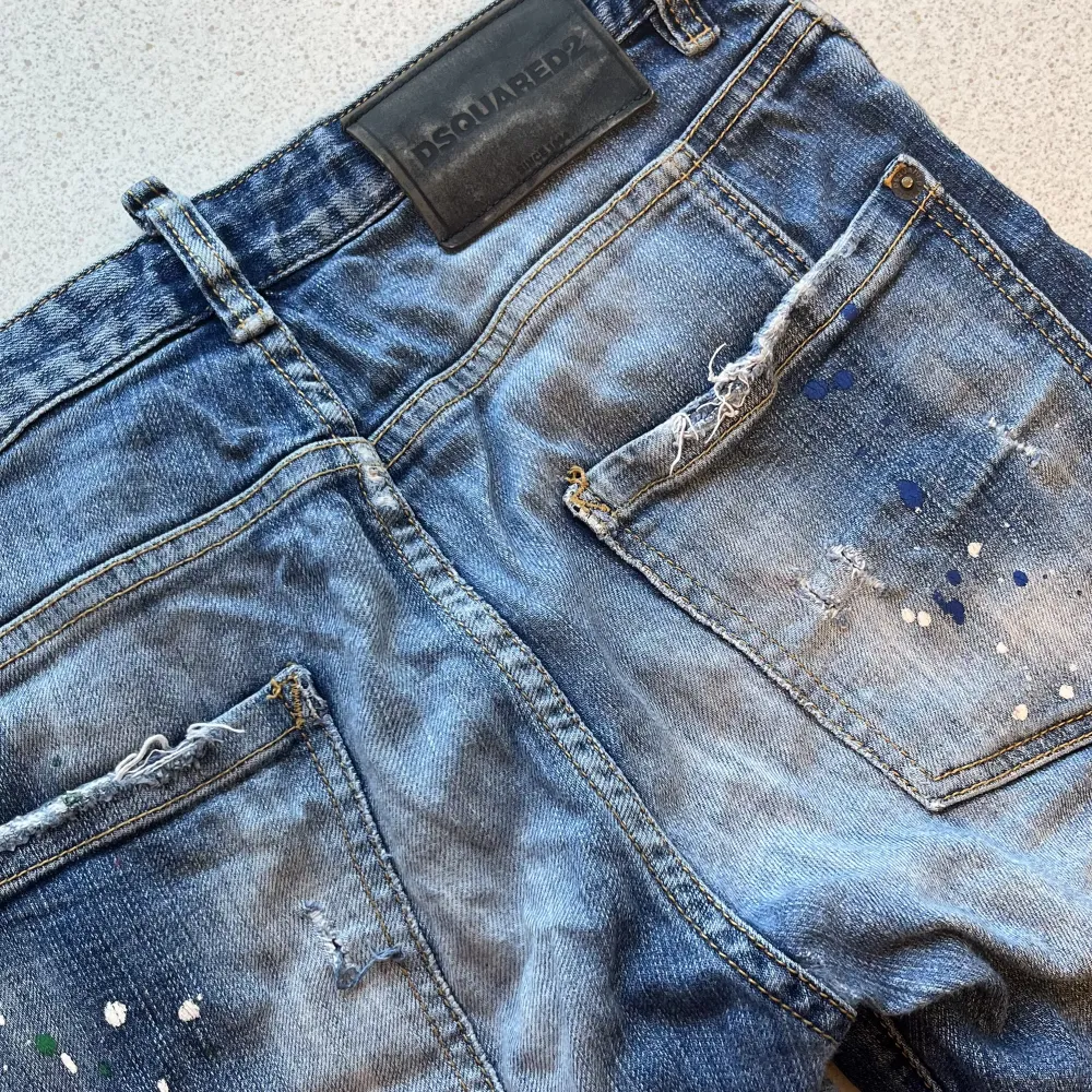 Säljer mina fräscha äkta Dsquared 2 jeans då jag inte använder dom längre. Storleken är 48. Jeans & Byxor.