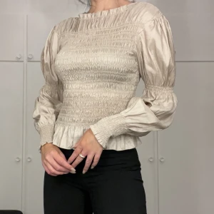 Topp - Topp från GinaTricot i storlek 38. Enbart testat den, så den är aldrig använd. 