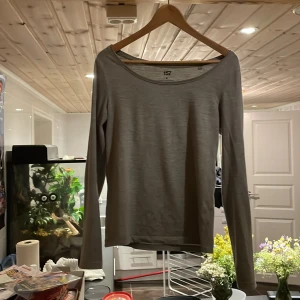 Grå långärmad tröja - Grå långärmad tröja från lager 157, använd få ggr