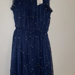 Klänning  - Ny flicklänining i storlekar 152 200 plus frakt 