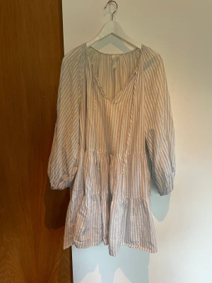 Randig sommarklänning - Sommarklänning från hm. Oversized med långa ärmar. Blåvit randig klänning. 