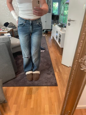 jeans med hål - sååå snygga jeans med hål på ena knät. är i storlek 36 o är lite för tajta för mig som vanligtvis har 38🤍