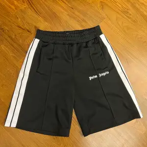 Svarta Palm Angels shorts. Fick dem i present tillsammans med Nike dunks low panda som jag har lagt upp. Men ingen av dem passade mig   Om någon skulle köpa både shortsen och skorna så skulle vi säkert kunna komma överens om ett bra pris