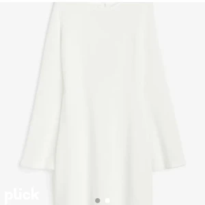 Klänning med öppen rygg  - Fin klänning i så skönt material med öppen rygg💕 aldrig använd!