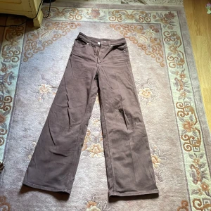 Bruna jeans - Bruna jeans från h&m. Säljer för jag inte använder längre. Bra skick och strätchiga.👍