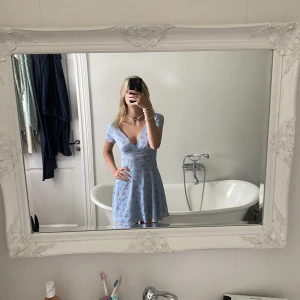 Blå klänning med små blommor  - Blå sommarklänning med söta små blommor❤️❤️