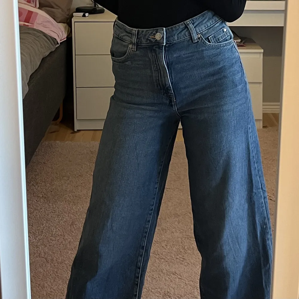Säljer dessa vida jeans då dom blivit lite små samt inte min stil längre. XS-S passar båda. Kontakta mig privat vid intresse eller frågor💕. Jeans & Byxor.