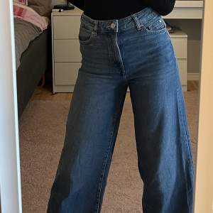 Säljer dessa vida jeans då dom blivit lite små samt inte min stil längre. XS-S passar båda. Kontakta mig privat vid intresse eller frågor💕