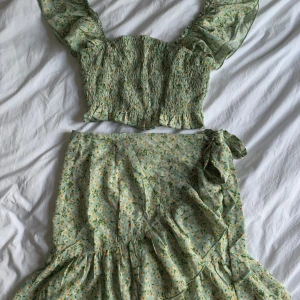 Blommigt set  - Super gulligt grönt sett med blommor 