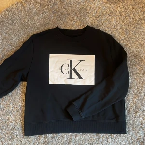 Tröja - Tröja från Calvin Klein i jätte bra skick! står L men skulle säga att det passar mer en S/M 🥰