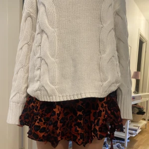 Mönstrad volangkjol - Mönstrad volangkjol med knytning på sidan, från hm, storlek XS/34. Kan också bäras som en topp.💕💕