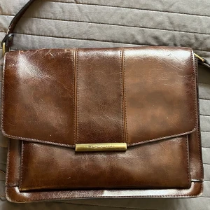 Puccini väska - Fin puccini väska köpt secondhand. Den är i bra skick, har dock en liten skada på bandet, men de är inget som stör funktionen!! (kan skicka bild vid intresse) 