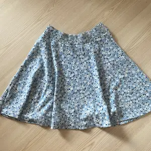 jättegullig kjol från lager 157 som aldrig är använd, alltså nyskick!🥰Materialet är stretchigt!