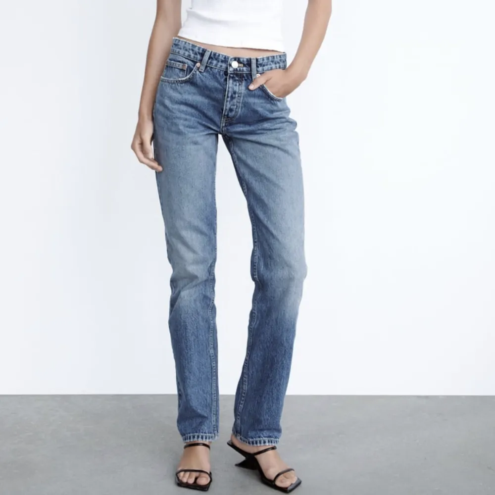 Säljer dessa jeans från Zara💕(straight jeans) Jättefina men kommer tyvärr inte till användning för min del. Använda några få gånger och därmed fortfarande väldigt fint skick. Säljer för 150 kr + frakt🌸. Jeans & Byxor.