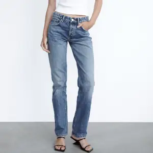 Säljer dessa jeans från Zara💕(straight jeans) Jättefina men kommer tyvärr inte till användning för min del. Använda några få gånger och därmed fortfarande väldigt fint skick. Säljer för 150 kr + frakt🌸