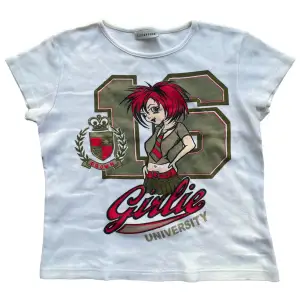 Supersöt T-shirt från tidigt 00-tal med manga tryck!💋 Fin aning croppad modell! Storlek S! I perfekt skick!💕