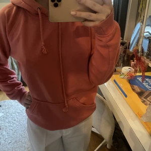 Hoodie - Säljer en ljusrosa hoodie i strl xs men passar även s/m. Väldigt skön i kvalitén o fin i färgen.🤍