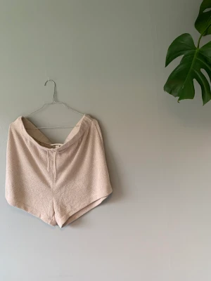 Beigea shorts - Ej använda. En del av ett set. Säljer även överdelen. Kan köpas i kombo för 80 kr.